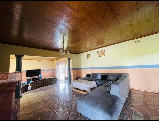 4 BEDROOM HOUSE FOR SALE IN MACKENZIE PARK
